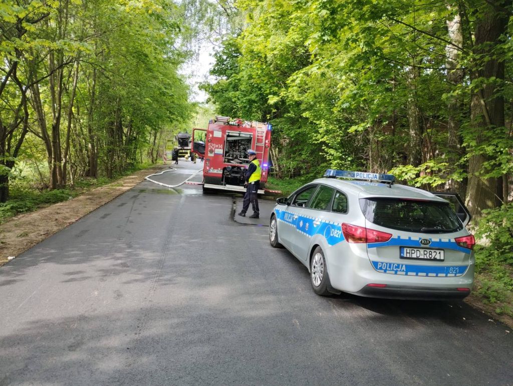 pożar, kombajn, pożar kombajnu, pożar na drodze
