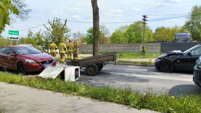zdarzenie drogowe, zderzenie, ciągnik, auto, przyczepa