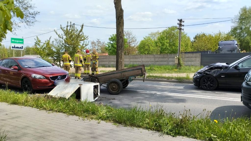 zdarzenie drogowe, zderzenie, ciągnik, auto, przyczepa