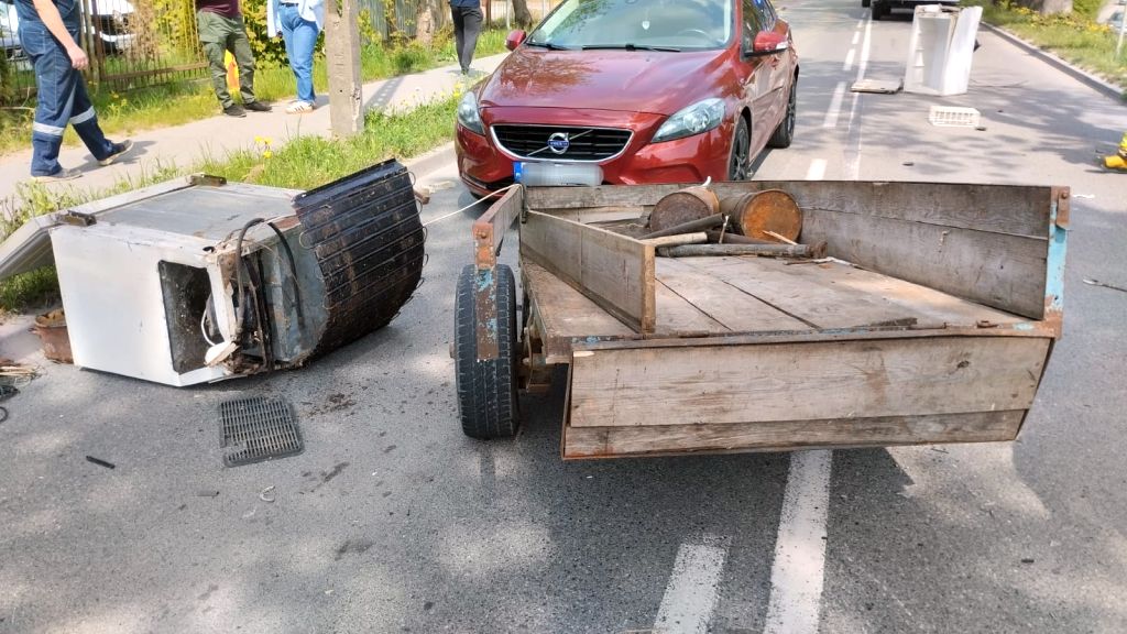 zdarzenie drogowe, zderzenie, ciągnik, auto, przyczepa
