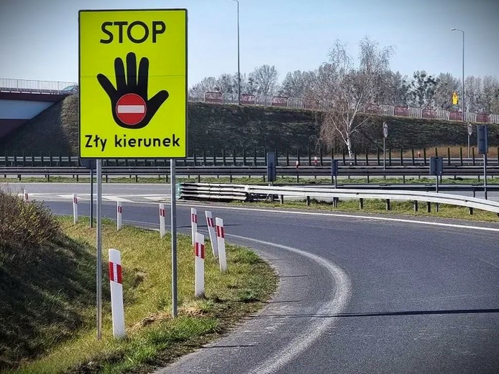 droga ekspresowa, ciągnik, traktorzysta, pod prąd