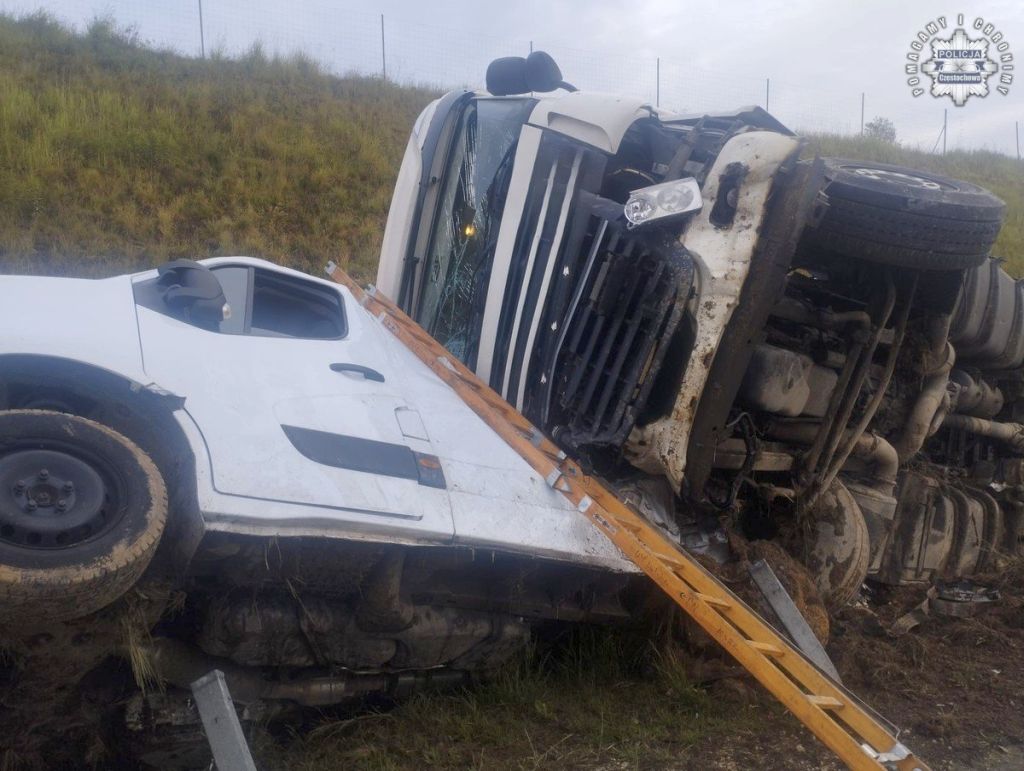 zderzenie, autostrada, ciężarówka, bus, sos pomidorowy