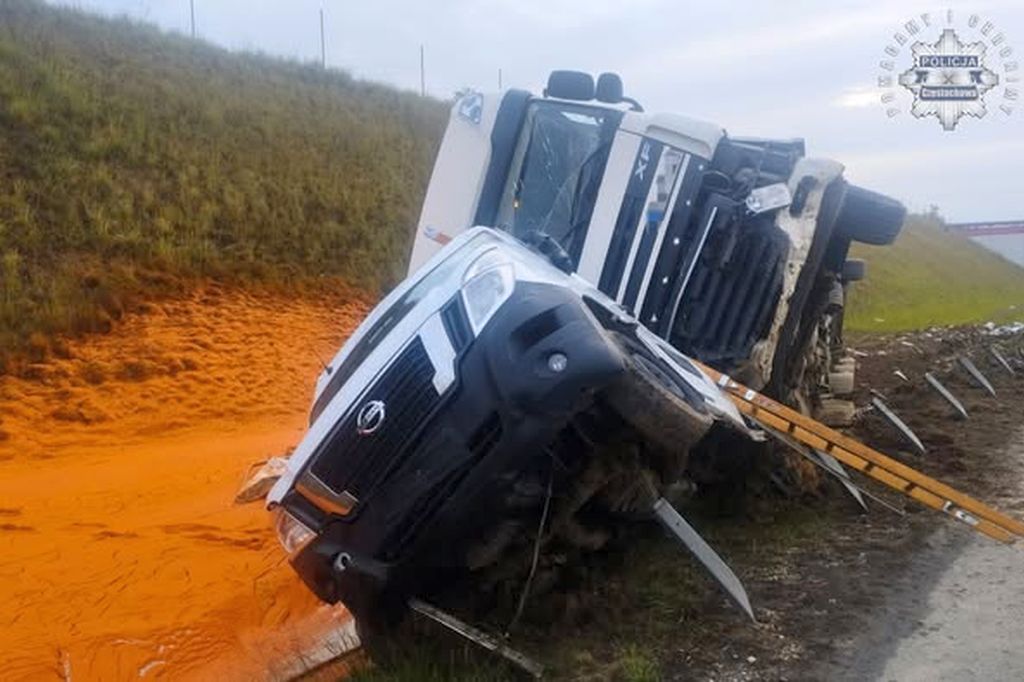 zderzenie, autostrada, ciężarówka, bus, sos pomidorowy