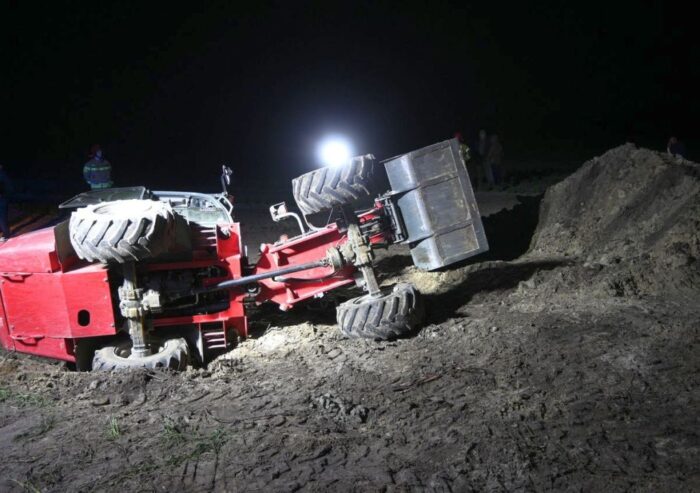 gospodarstwo, wypadek, ładowarka, wywrócona ładowarka, przygniecenie, śmierć kierowcy