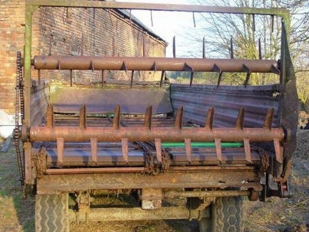 prace rolnicze, rozrzutnik, obornik, maszyna rolnicza, pochwycenie, wypadek, ranny mężczyzna