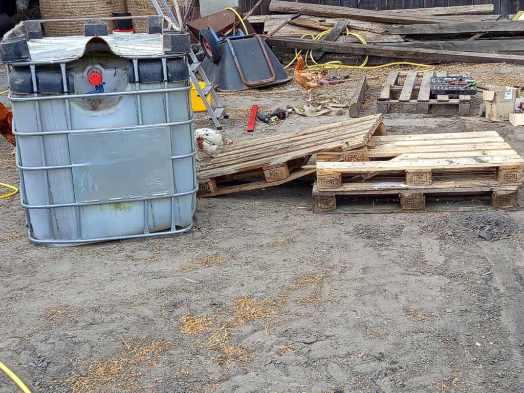 wypadek w gospodarstwie, oprysk, zbiornik, uderzenie, ranny mężczyzna