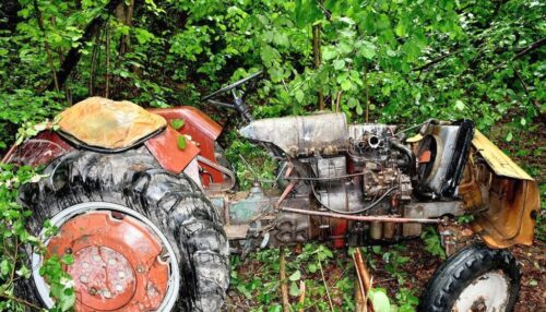 wypadek, prace polowe, wywrócony ciągnik, śmierć traktorzysty