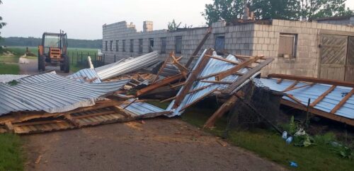 burze, wichura, zerwany dach, budynek inwentarski, ranna kobieta