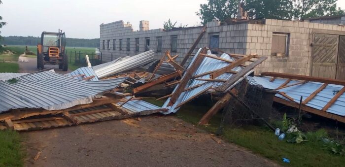 burze, wichura, zerwany dach, budynek inwentarski, ranna kobieta