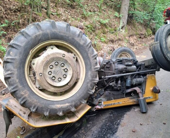 zdarzenie drogowe, wywrócony ciągnik, ranny traktorzysta, senior, przygniecenie