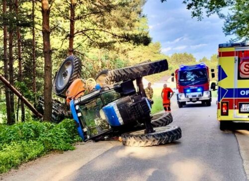 wywrócony ciągnik, ranny traktorzysta, policjant, akcja ratunkowa