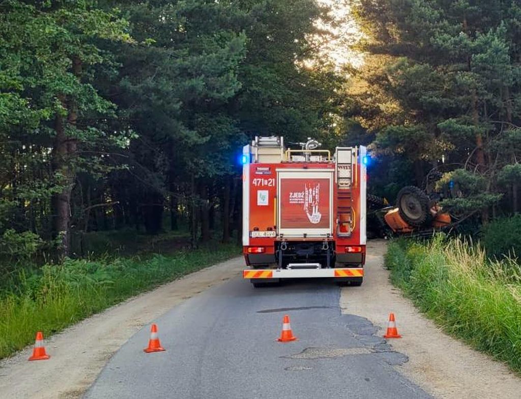 wywrócony ciągnik, ranny traktorzysta, policjant, akcja ratunkowa