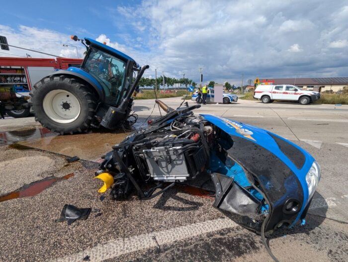 zdarzenie drogowe, zderzenie, ciągnik rolniczy, ciężarówka