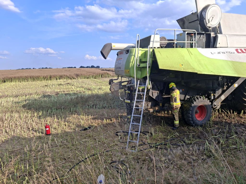 pożar, kombajn, akcja gaśnicza, pożar na polu