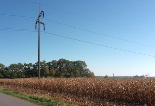 linie energetyczne, linie na polach, słupy, mrirw