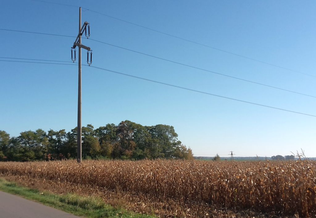 linie energetyczne, linie na polach, słupy, mrirw