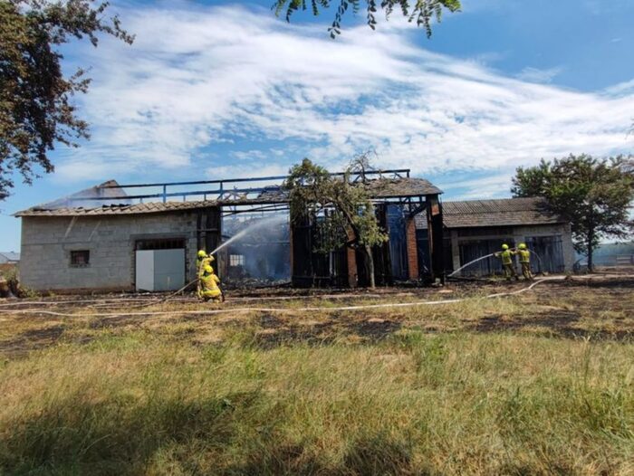 pożar, trawy, budynki gospodarcze, ranny gospodarz