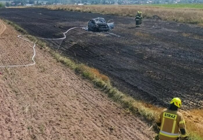 strażacy, akcja gaśnicza, pożar, auto