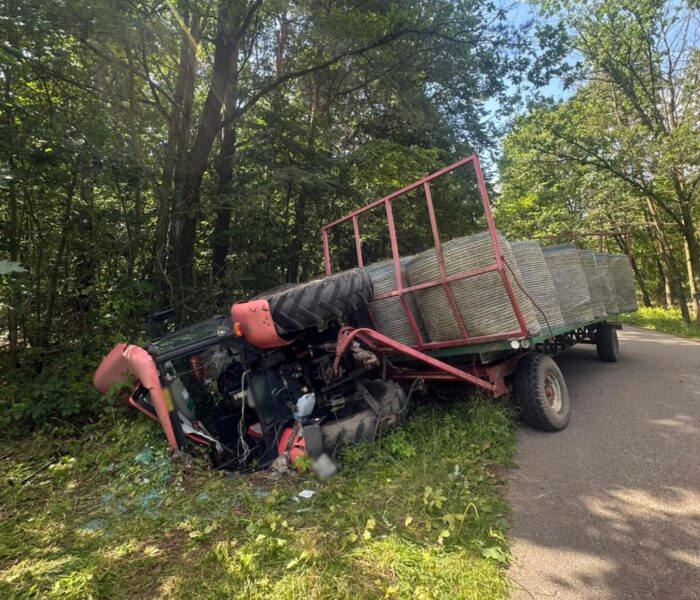 zdarzenie drogowe, wypadek, wywrócony ciągnik, ranna kobieta