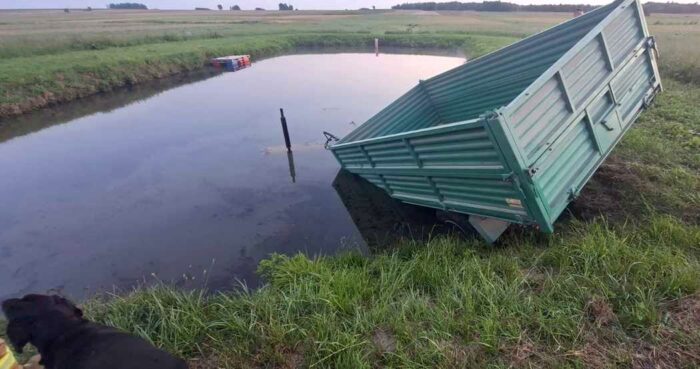 prace polowe, wypadek, ciągnik, staw