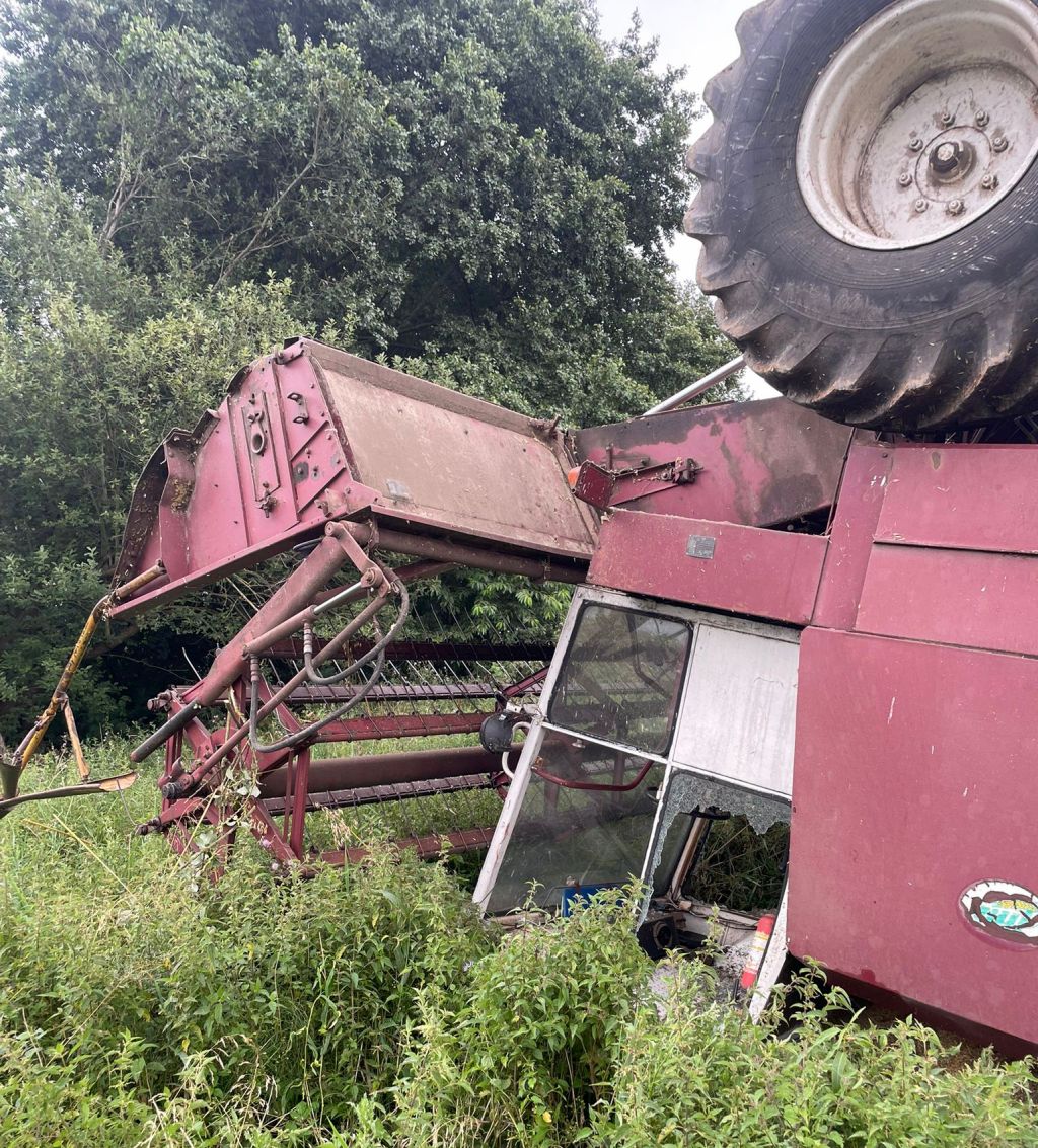 wywrócony kombajn, operator, kierowca kombajnu, zdarzenie z kombajnem