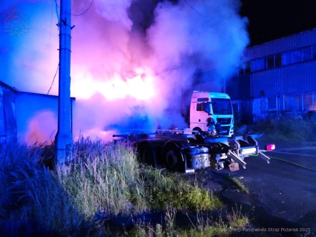 pożar, giełda warzywna, ciężarówki, akcja gaśnicza