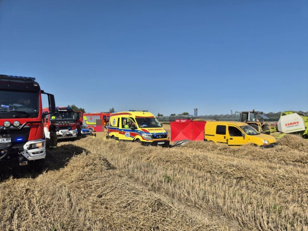 wypadek, pochwycenie, prasa belująca, śmierć mężczyzny