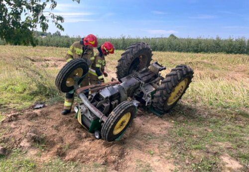 wypadek, wywrócony ciągnik, ranny traktorzysta, akcja ratunkowa