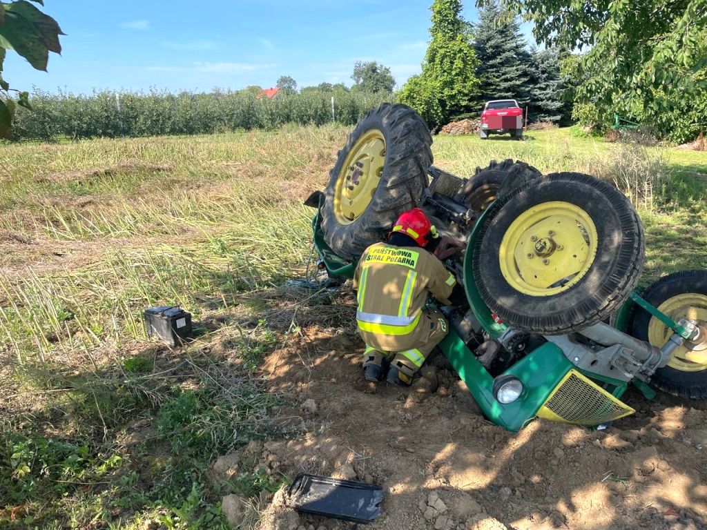 wypadek, wywrócony ciągnik, ranny traktorzysta, akcja ratunkowa
