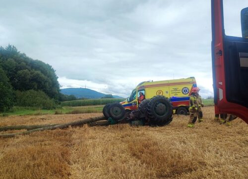 wypadek, wywrócony ciągnik, śmierć mężczyzny, przygniecenie