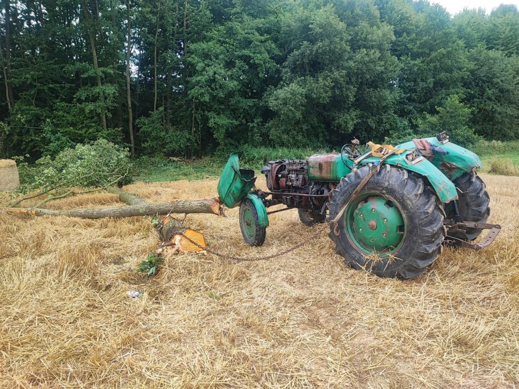 wypadek, wywrócony ciągnik, śmierć mężczyzny, przygniecenie