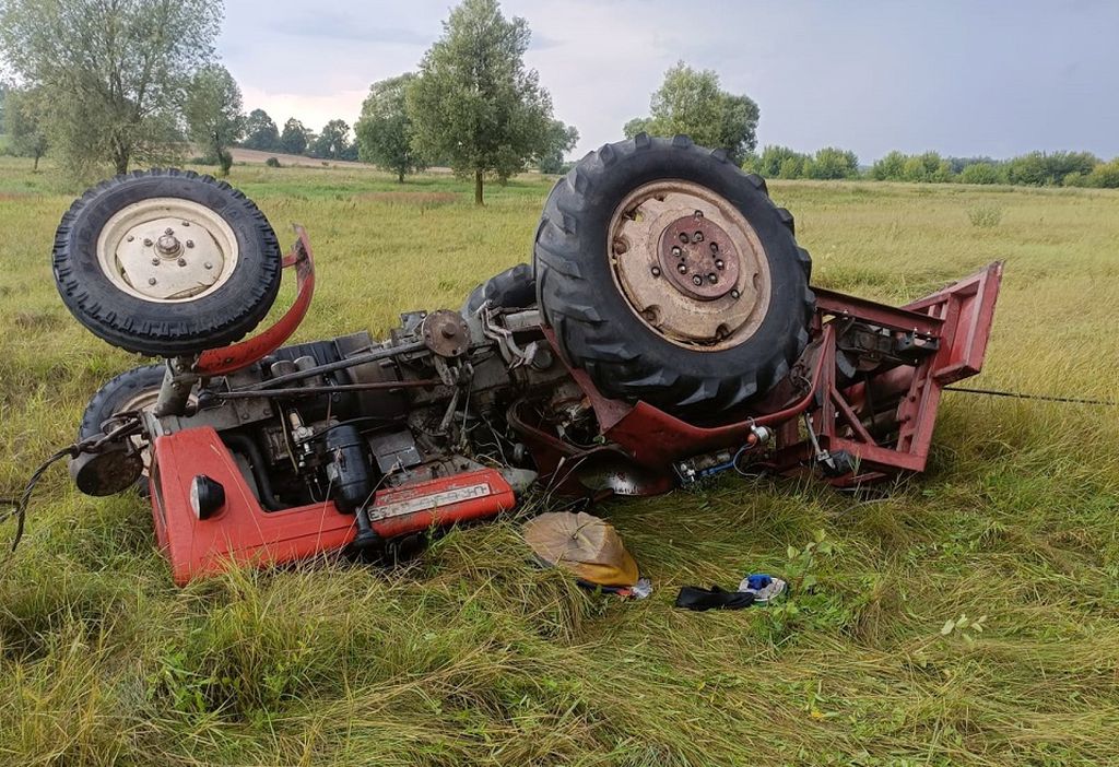wywrócony ciągnik, ranny traktorzysta, wypadek, wyciąganie drzewa