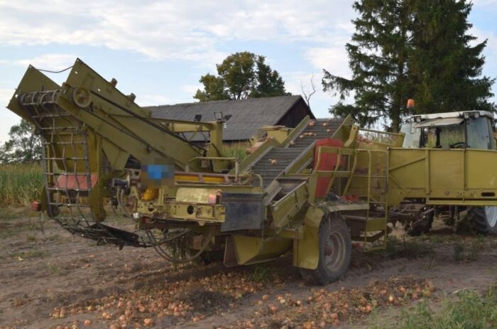 prace polowe, wypadek, pochwycenie, kombajn, cebula