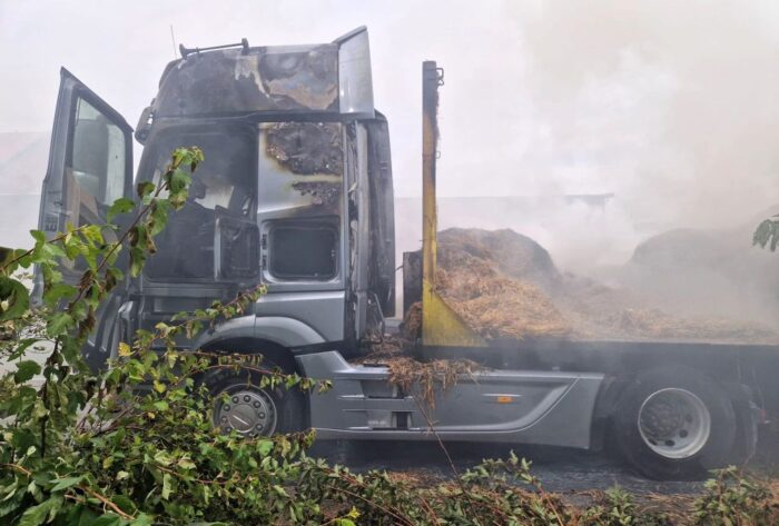 pożar, ciężarówka, słoma, akcja gaśnicza