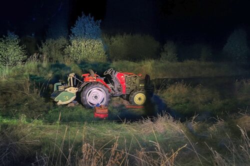 wypadek, koszenie trawy, wywrócony ciągnik, ranny traktorzysta