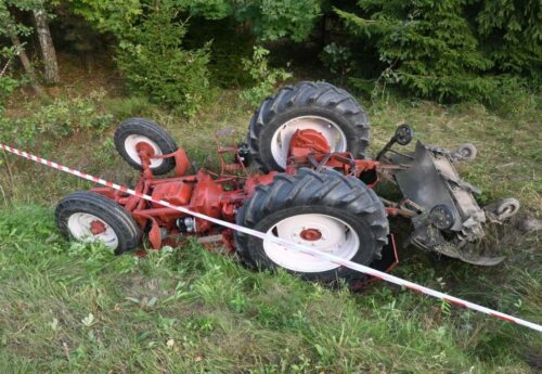 wypadek, wywrócony ciągnik, przygniecenie, śmierć traktorzysty
