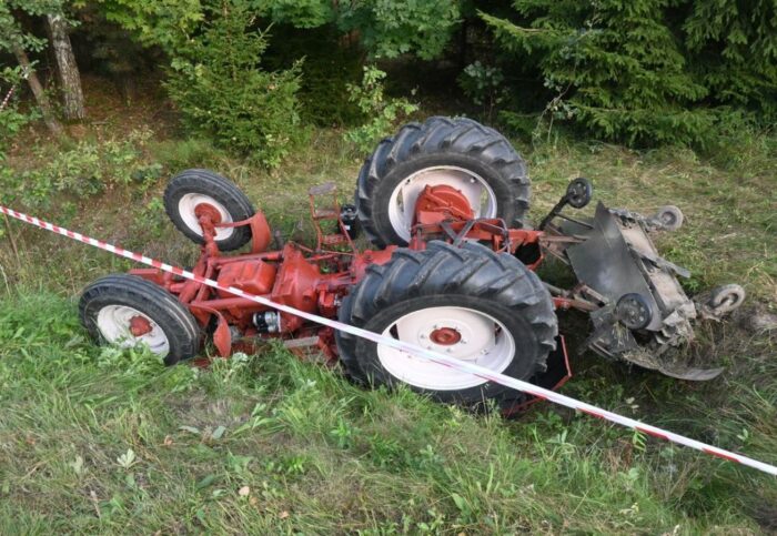 wypadek, wywrócony ciągnik, przygniecenie, śmierć traktorzysty