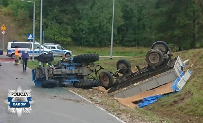 zdarzenie drogowe, wypadek, wywrócony ciągnik, śmierć mężczyzny