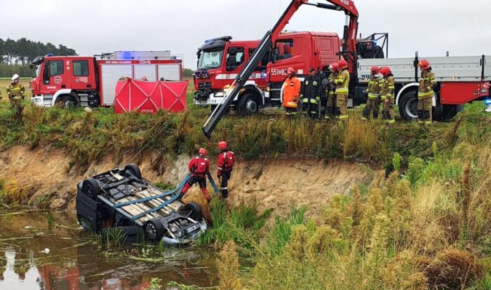wypadek, auto w stawie, pole, śmierć mężczyzn, osp