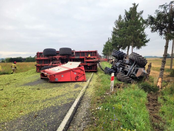 zdarzenie drogowe, wywrócony ciągnik, wywrócona przyczepa, poszkodowany