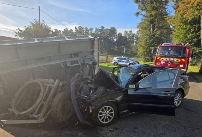 zdarzenie drogowe, kolizja, zderzenie, auto, przyczepa rolnicza