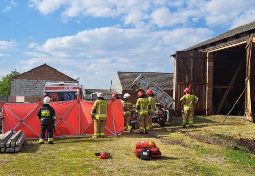 wypadek, remont, przyczepa, przygniecenie