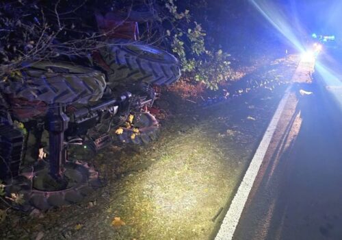 zderzenie, auto, ciągnik, siewnik, ranny traktorzysta