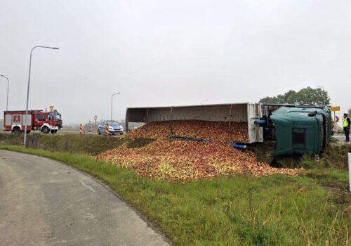 zdarzenie drogowe, wywrócona ciężarówka, jabłka, transport jabłek