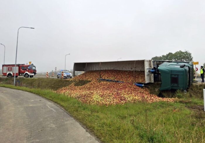 zdarzenie drogowe, wywrócona ciężarówka, jabłka, transport jabłek