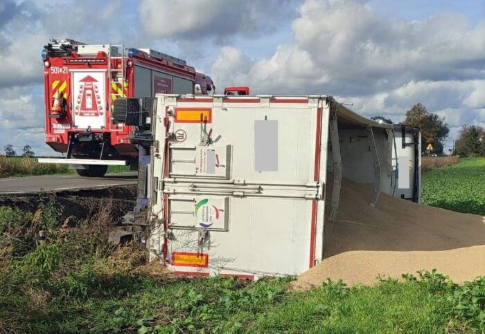 zdarzenie drogowe, wywrócona ciężarówka, zboże, transport zboża