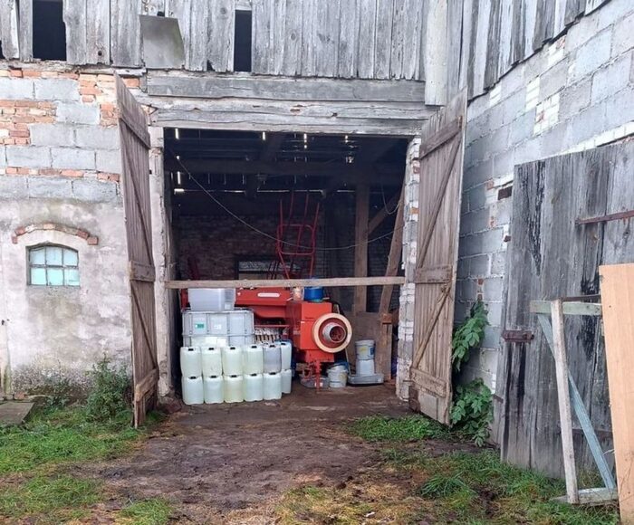 Policjanci w gospodarstwie - w stodołach i innych pomieszczeniach gospodarczych - odkryli rozproszoną linię produkcyjną narkotyków. Fot. KWP Szczecin