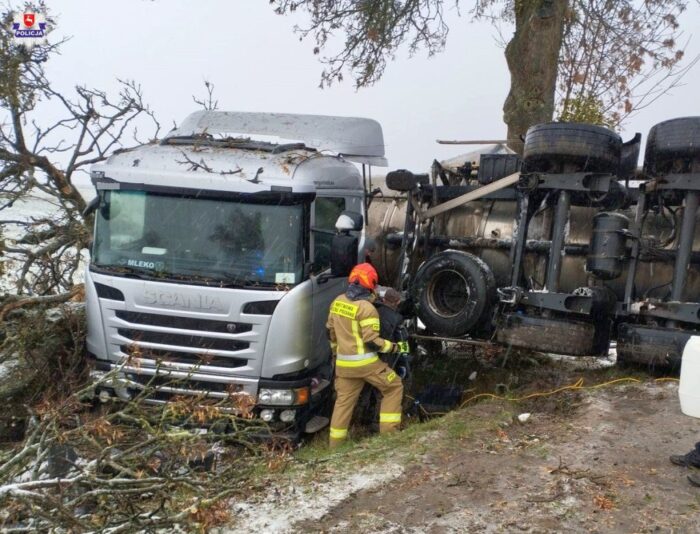 Kierowca "mleczarki" - w ocenie policji - nie dostosował prędkości do warunków na drodze. Pojazd wypadł z jezdni i się wywrócił. Fot. KWP Lublin