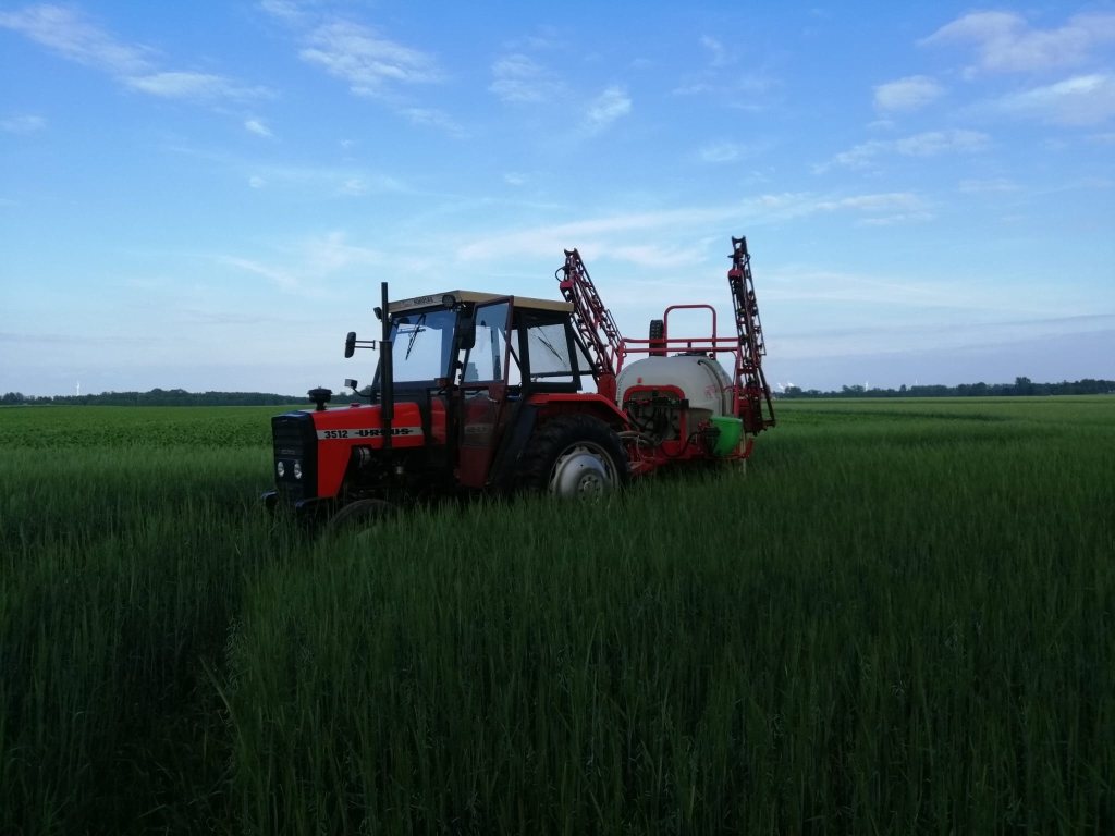 opryskiwacz, ciągnik, pole, oprysk