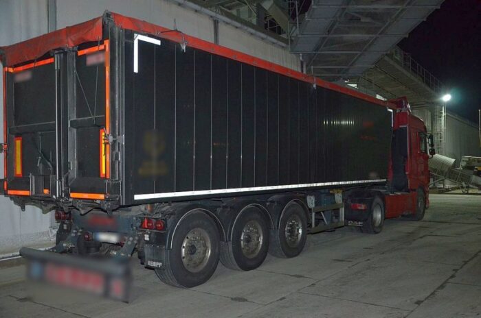 Według ustaleń policji, mężczyźni po zdobyciu dokumentów poświadczających dobrą jakość zboża zamierzali zdać ładunek, który znajdował się na dwóch naczepach. Jeden pełnowartościowy, drugi zanieczyszczony. Fot. KMP Gdańsk